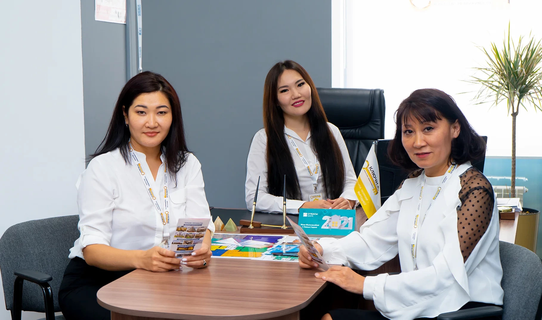 Консультация клиента в офисе Ключи 01